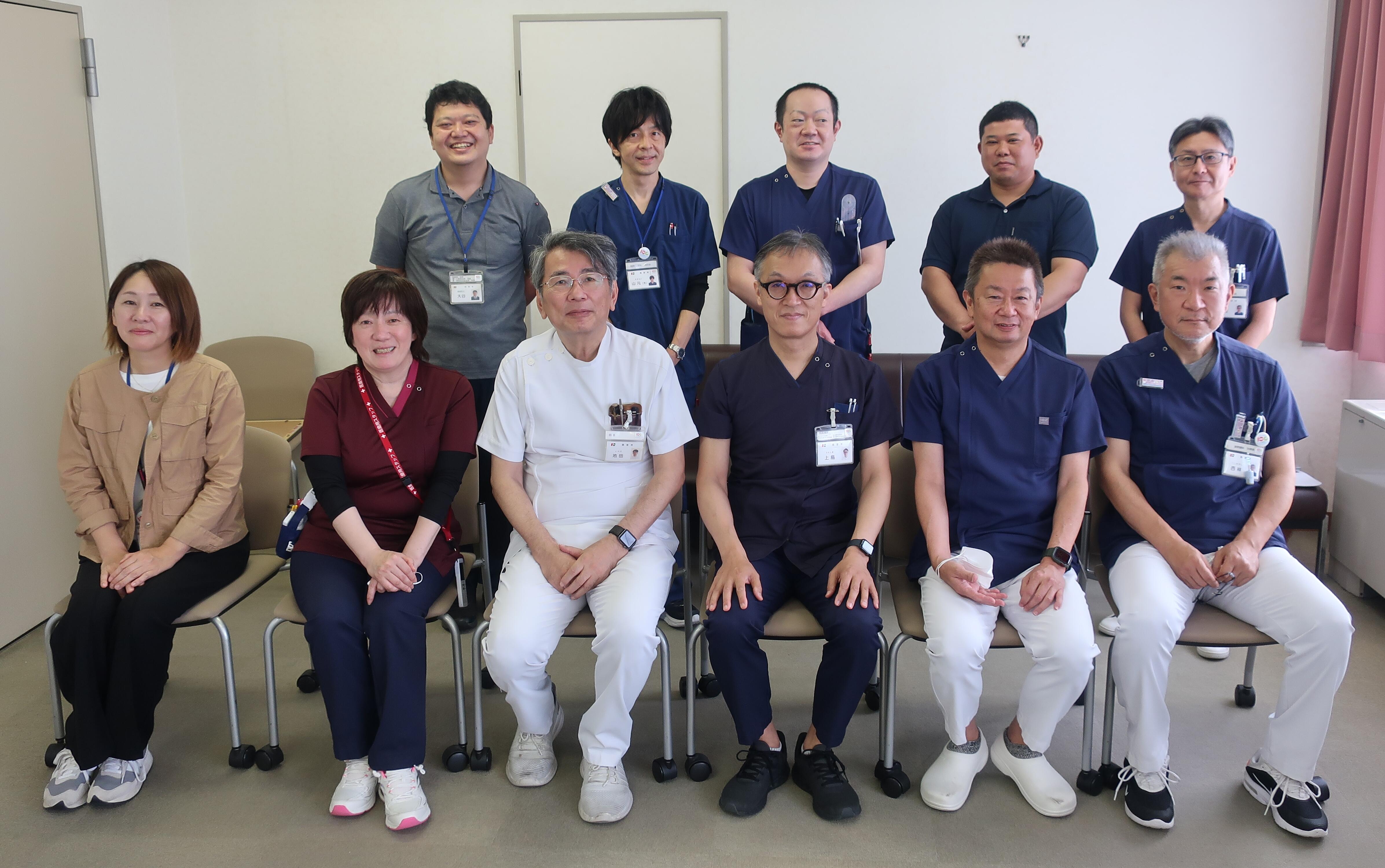 P46_医療安全対策室集合写真.jpg